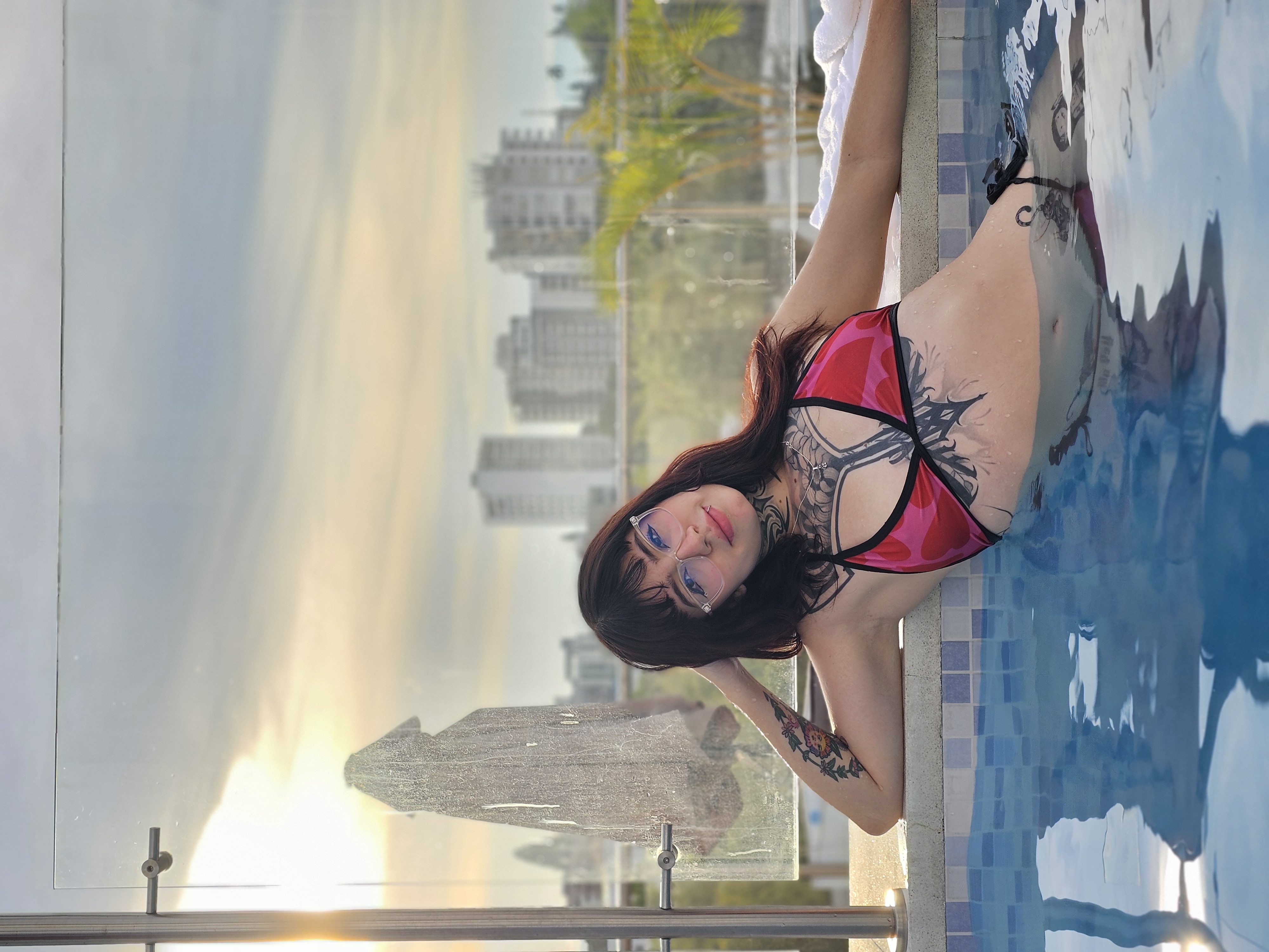 Jinx modelo porno amateur con tatuajes y piercings atractivos